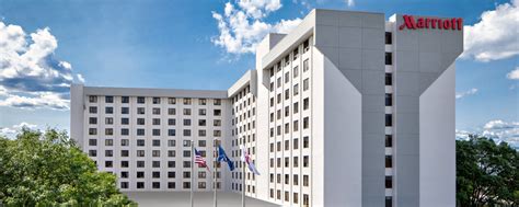 marriott hotels near laguardia airport.